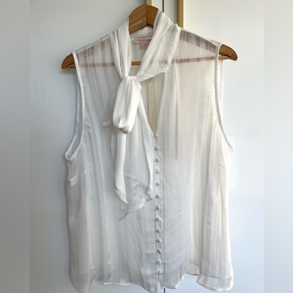 In every story sleeveless blouse with neck tie size 1X